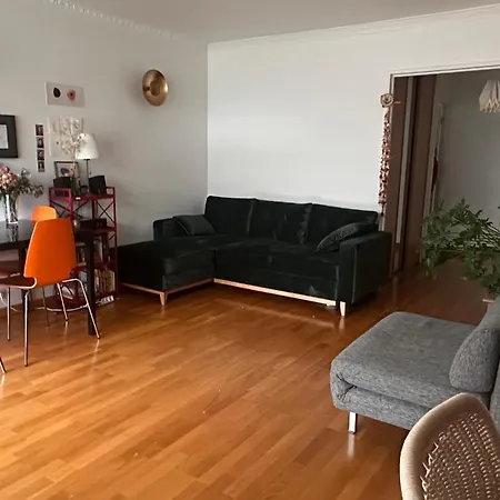 Comfortable 19e Apartment Paris
